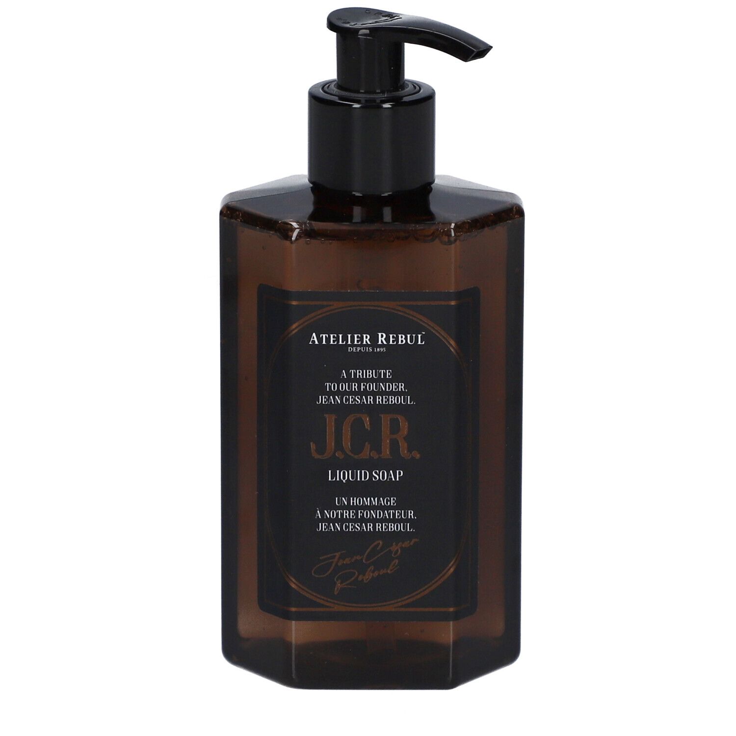 Braune, sechseckige Flüssigseifenflasche mit schwarzem Spender. Etikett mit Text: Atelier Rebul J.C.R. Liquid Soap.