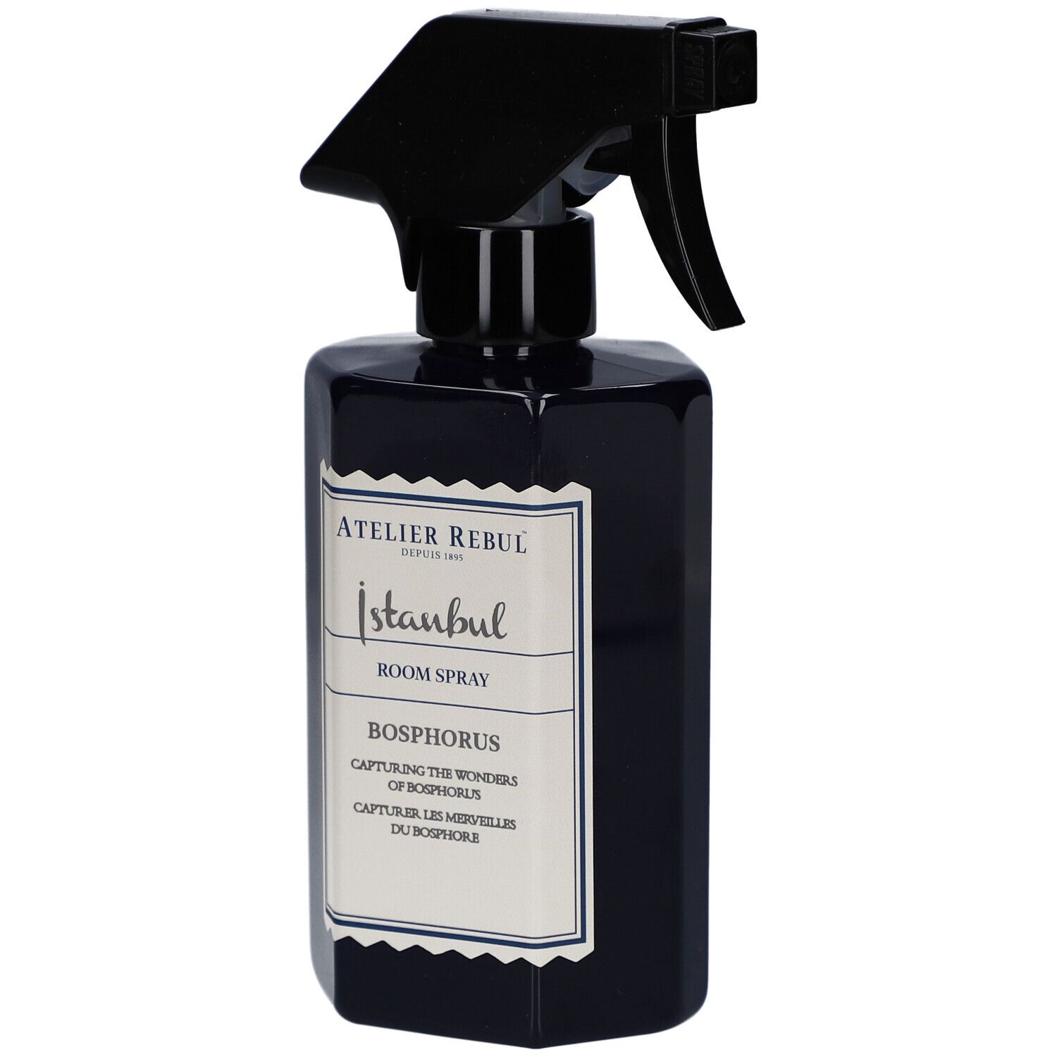 Dunkelblaue Sprühflasche mit schwarzem Sprühkopf. Etikett mit Text: Atelier Rebul Istanbul, Room Spray, Bosphorus.