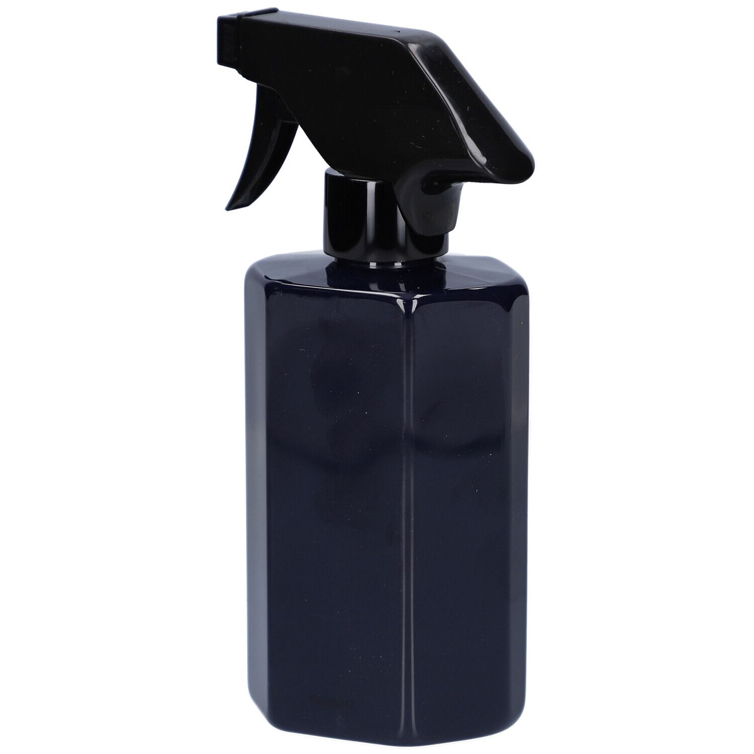 Dunkelblaue Sprühflasche mit schwarzem Sprühkopf. Eckige Form. Keine Etiketten sichtbar.