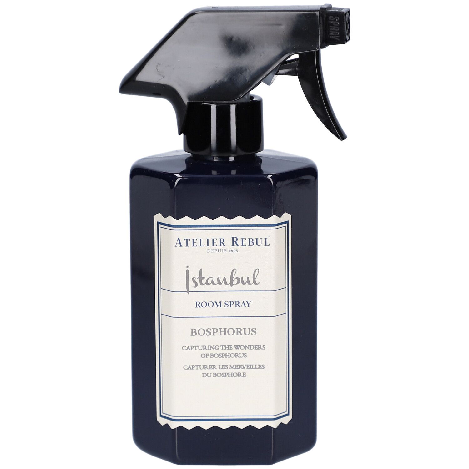Dunkelblaue Sprühflasche mit schwarzem Sprühkopf. Etikett mit Text: Atelier Rebul Istanbul, Room Spray, Bosphorus.