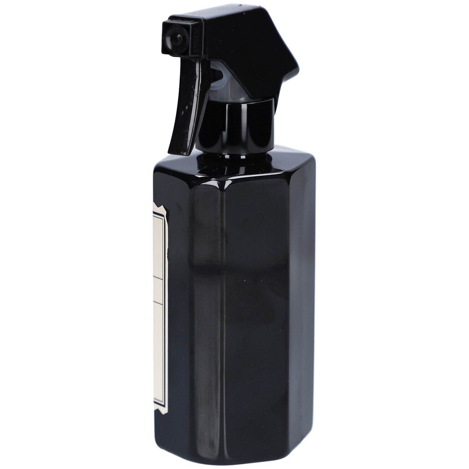 Schwarze Sprühflasche, Seitenansicht. Etikett teilweise sichtbar.
