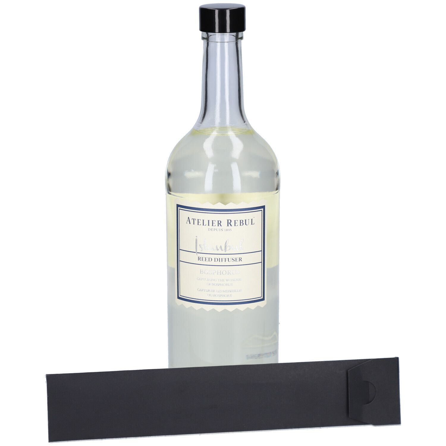 Glasflasche mit schwarzem Deckel, Etikett und schwarzer Verpackung. Aufschrift: Atelier Rebul, Istanbul Bosphorus.