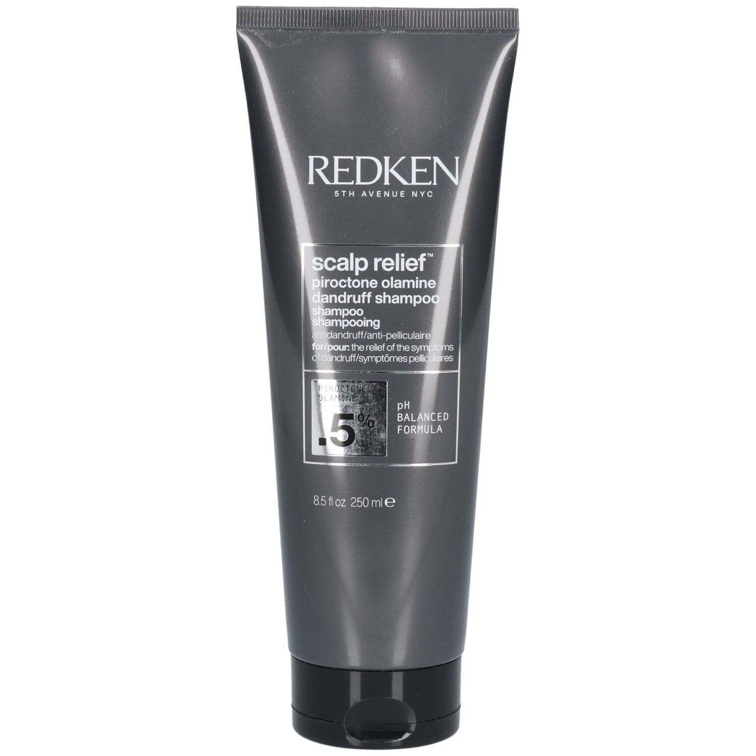 Graue Tube mit Shampoo. Aufschrift: REDKEN, Scalp Relief, Piroctone Olamine, Anti-Schuppen Shampoo. Enthält 0,5% Piroctone Olamine. pH-ausgeglichen.