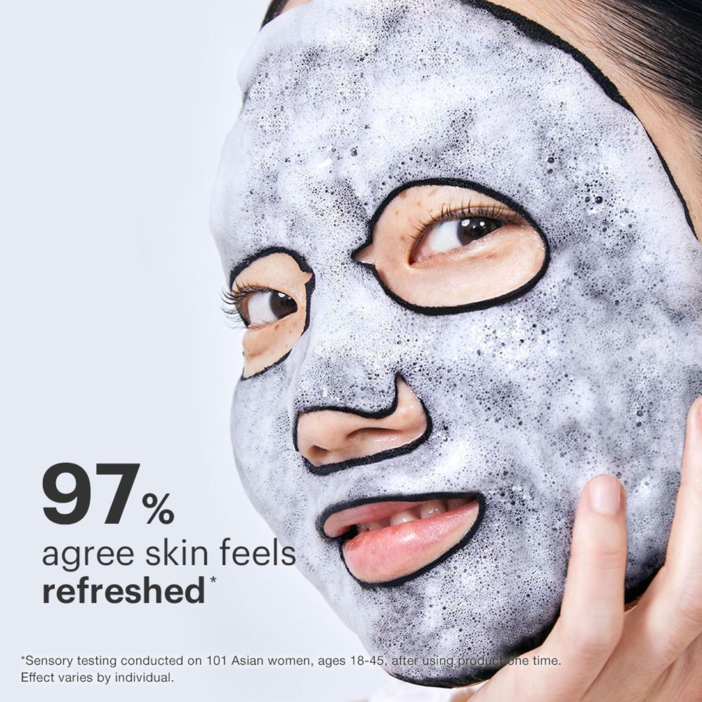 Gesicht mit Maske. Text zeigt 97% stimmen zu, dass sich die Haut erfrischt anfühlt. Maske bedeckt Gesicht.