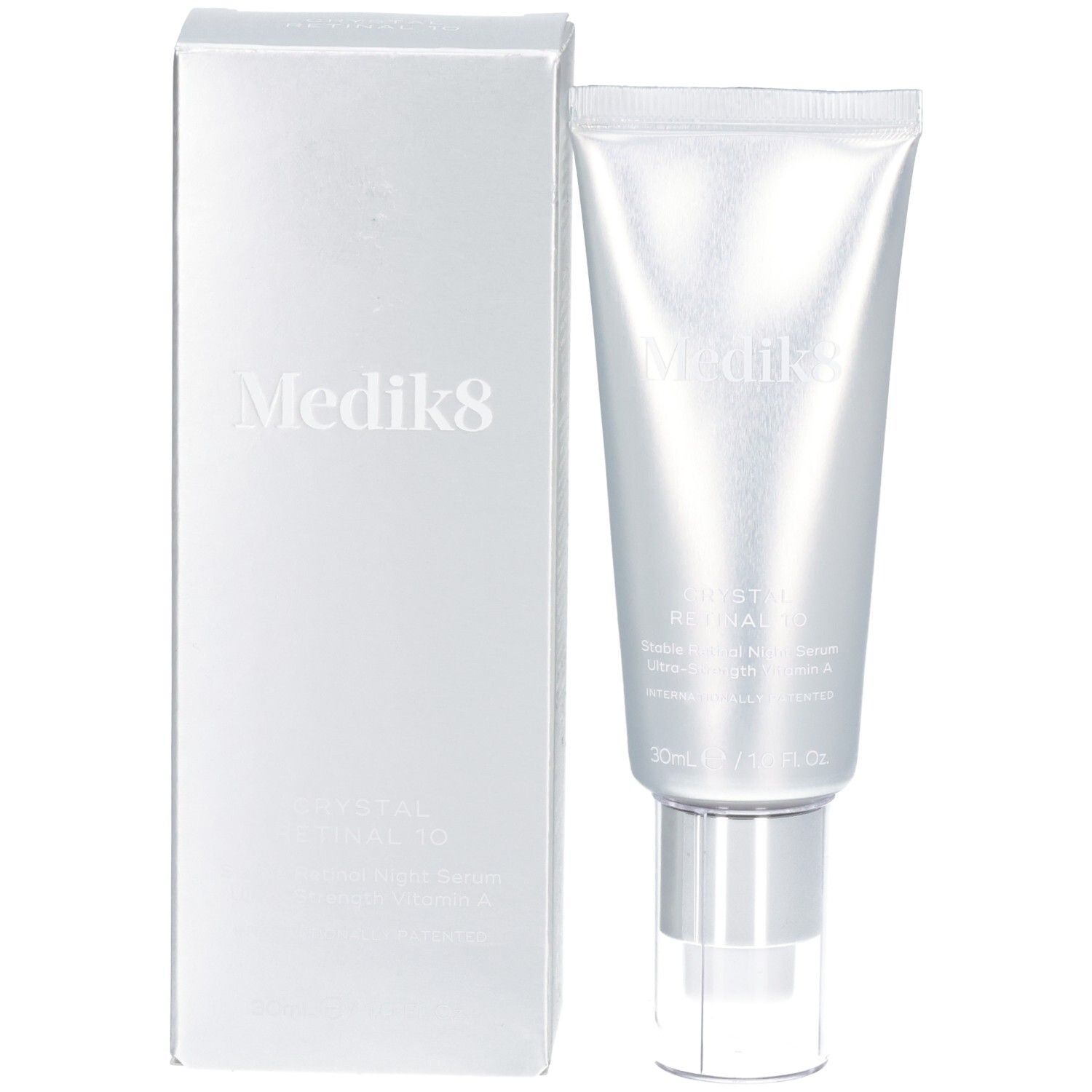 Medik8 Kristall Retinal 10 Serum Tube neben der silbernen Produktverpackung.