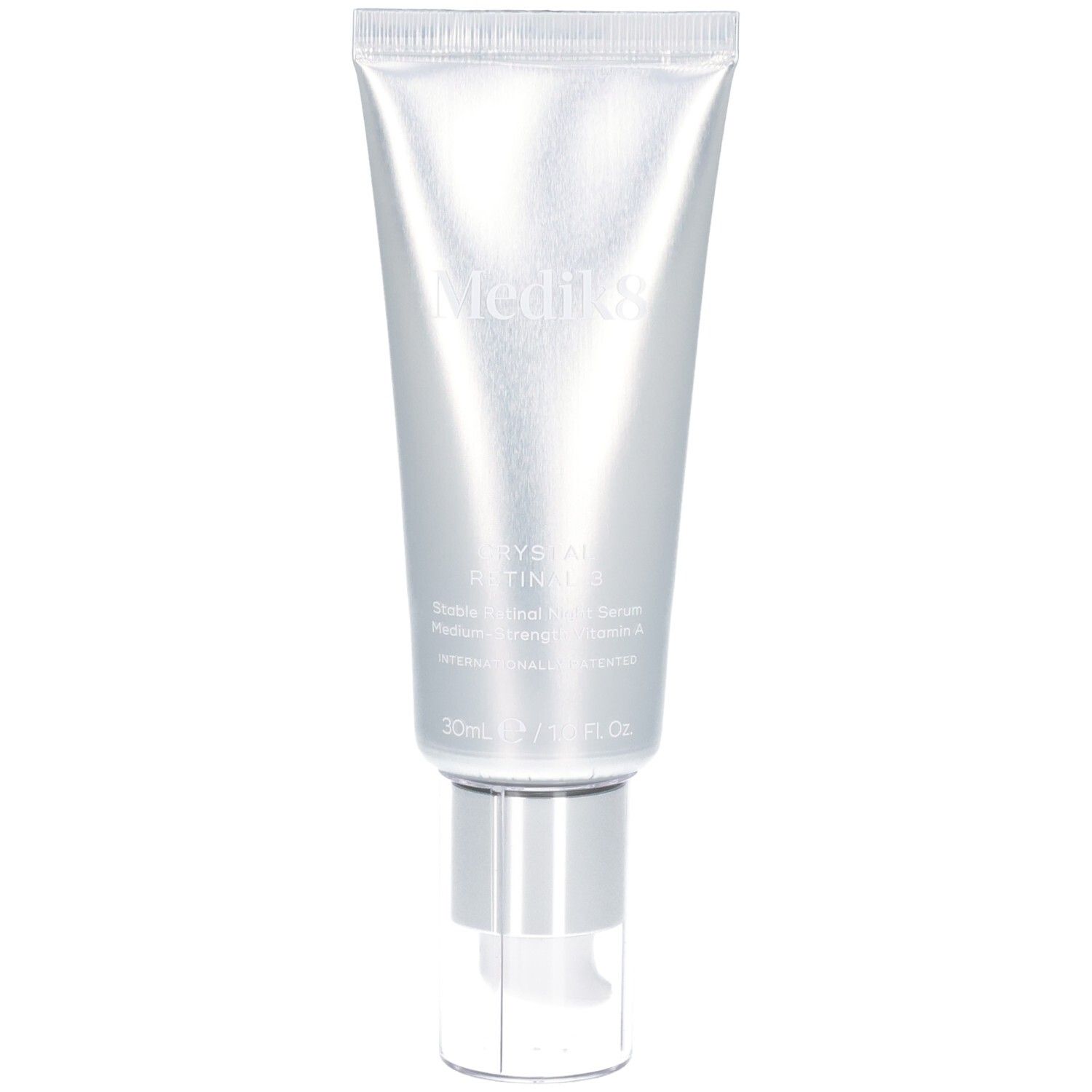 Silberne Tube mit Medik8 Kristall-Retinol 3 Serum, 30ml.