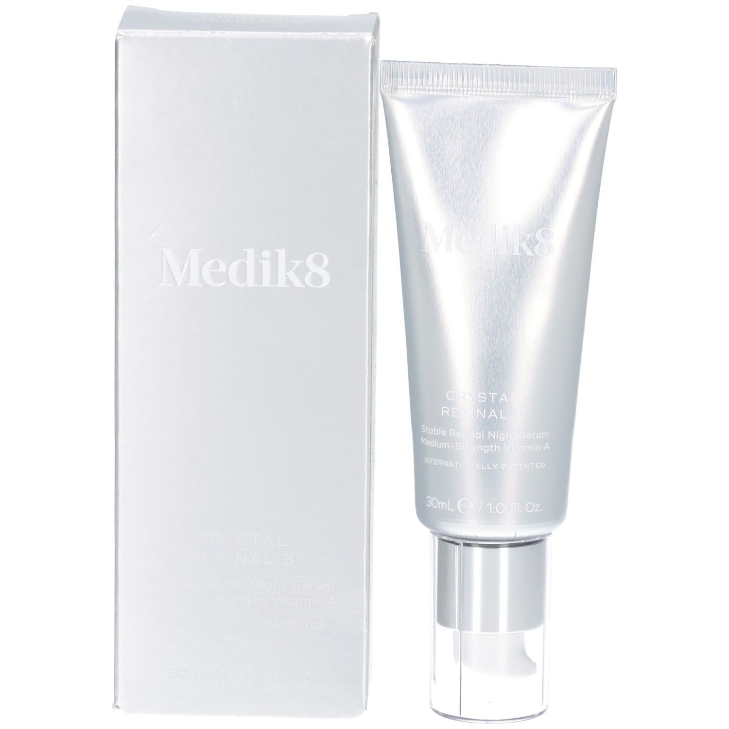 Medik8 Kristall-Retinol 3 Serum Tube neben silberner Verpackungsbox.