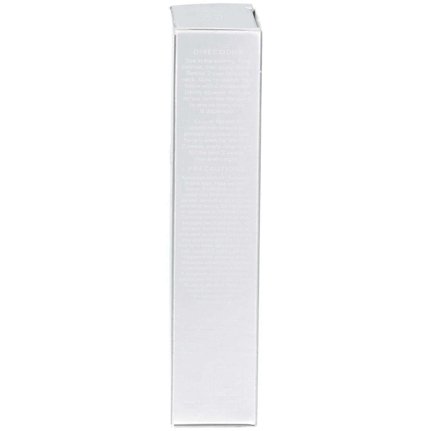 Seite der Medik8 Kristall-Retinol 3 Serum Verpackungsbox mit Anwendungshinweisen.