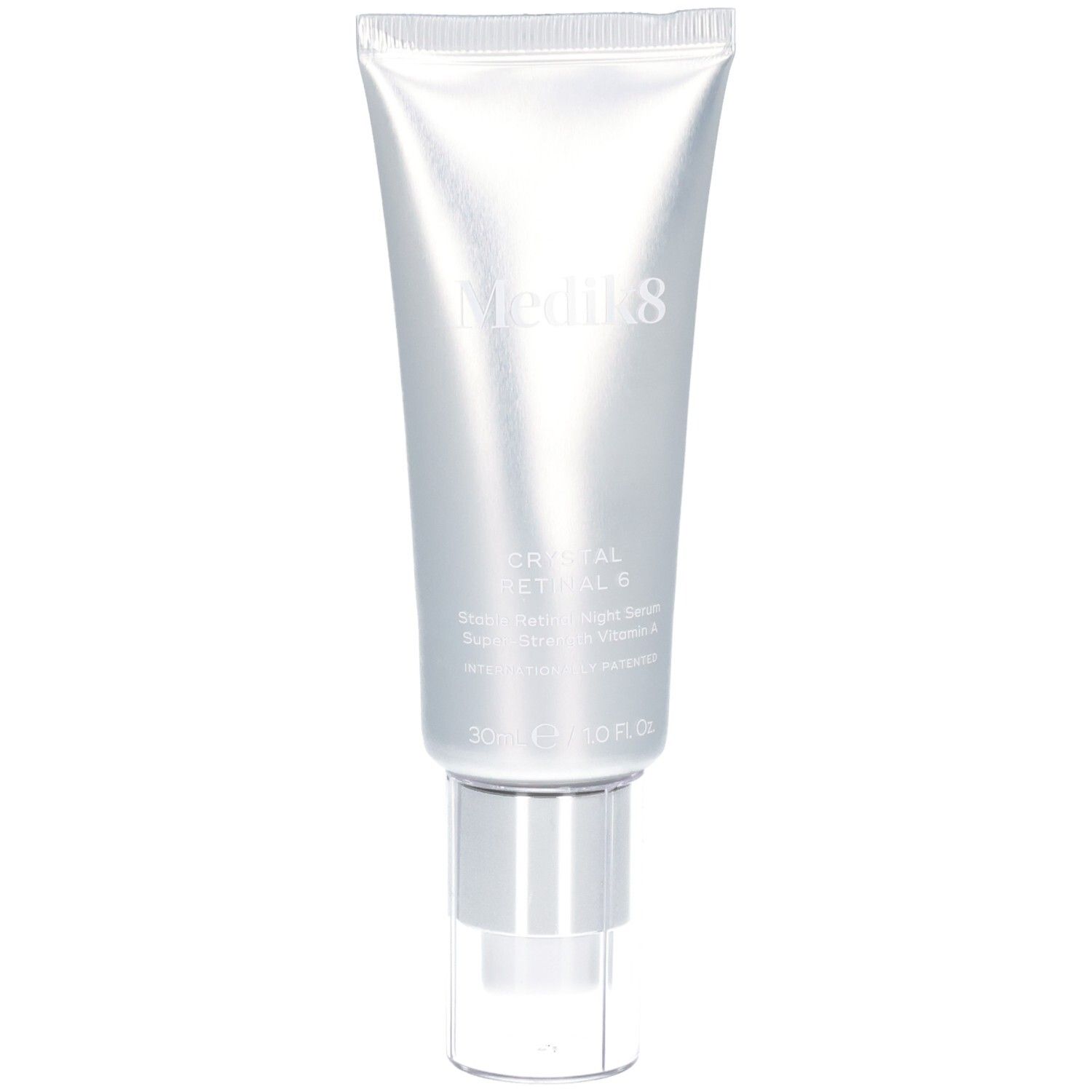 Medik8 Kristall Retinal 6 Serum in silberner Tube mit Pumpspender.