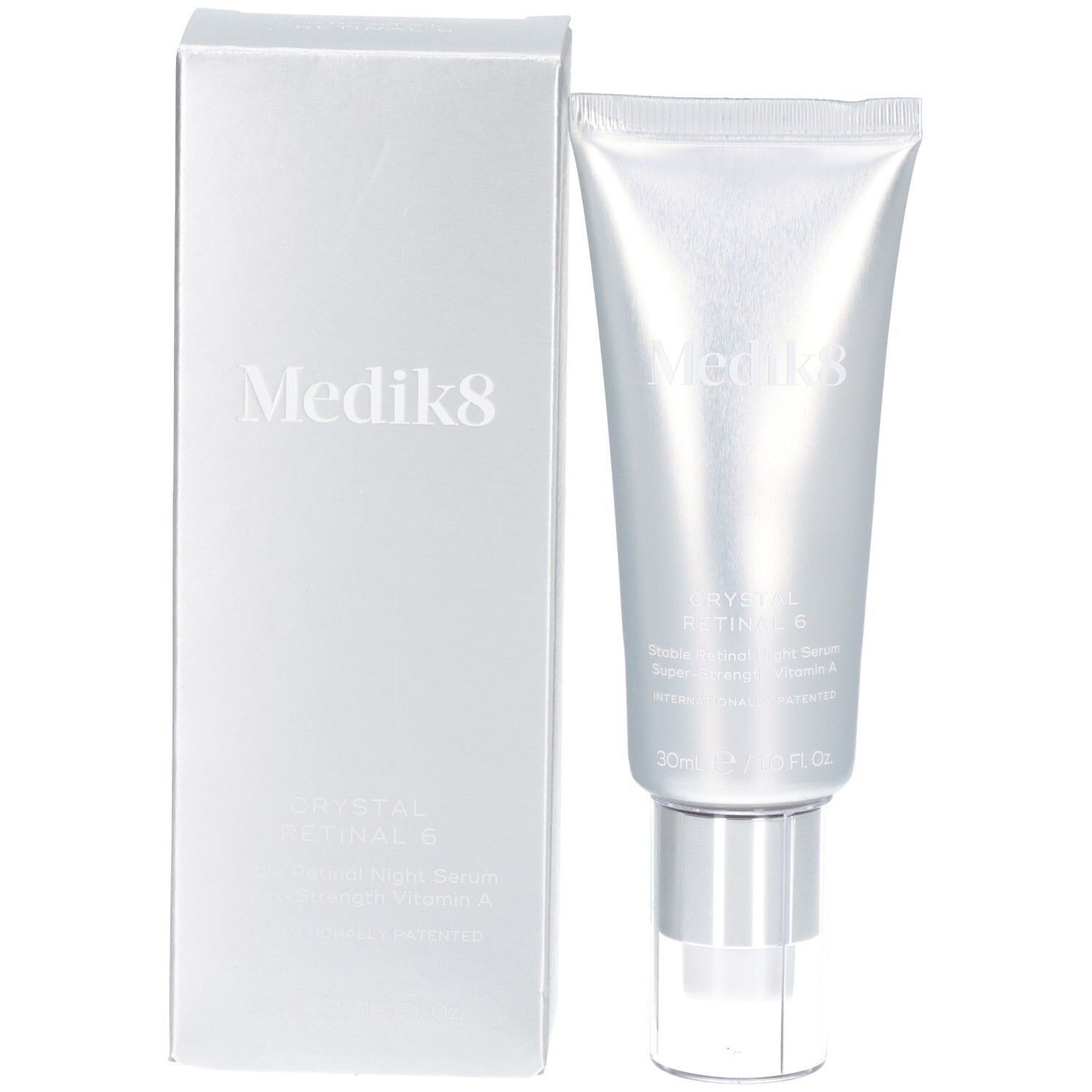 Medik8 Kristall Retinal 6 Serum Tube neben der silbernen Produktverpackung.