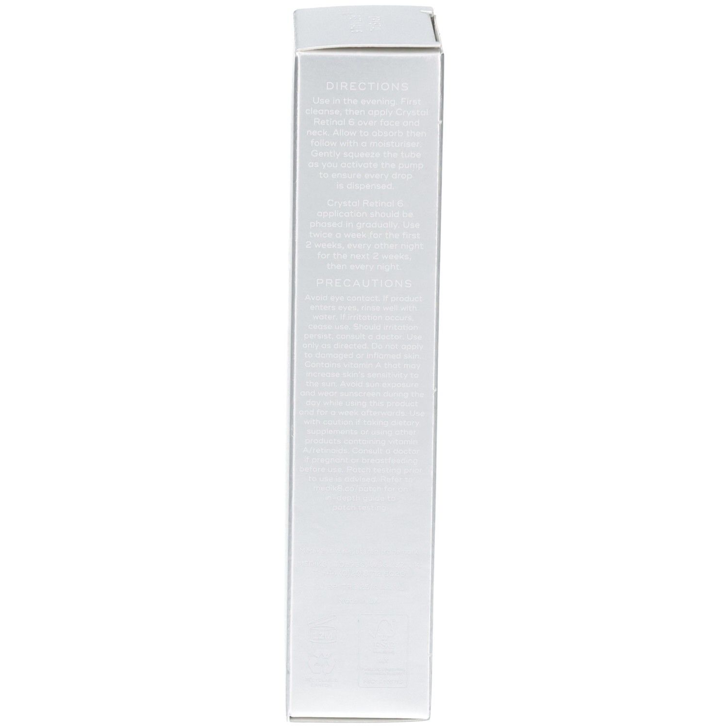 Seite der Medik8 Kristall Retinal 6 Serum Verpackung mit Anwendungshinweisen.