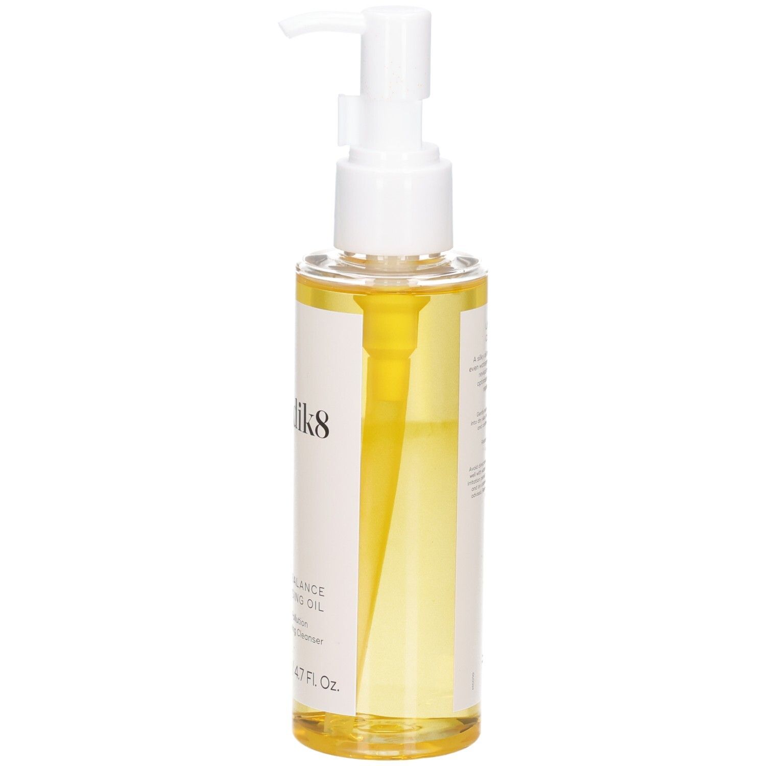 Medik8 Lipid-Balance Cleansing Oil Flasche, schräge Seitenansicht.