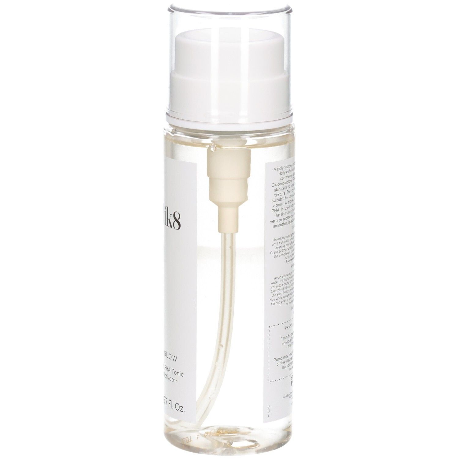 Seitenansicht des Medik8 Press & Glow Toners, der den transparenten Flakon und den Pumpspender zeigt.