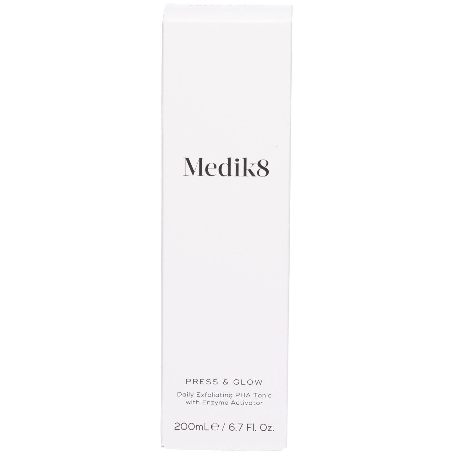 Verpackungsbox für Medik8 Press & Glow Toner mit Produktinformationen und Markenlogo.