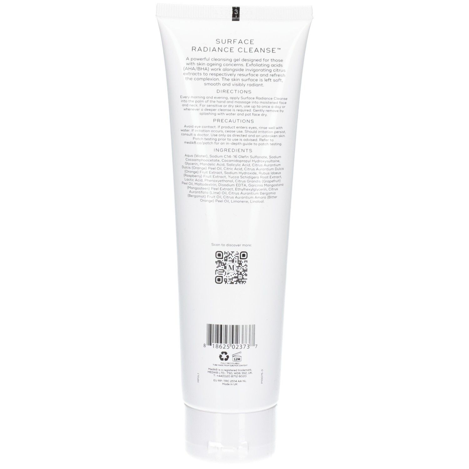 Rückseite einer weißen Tube mit Medik8 Surface Radiance Cleanse, Anweisungen und Inhaltsstoffen.