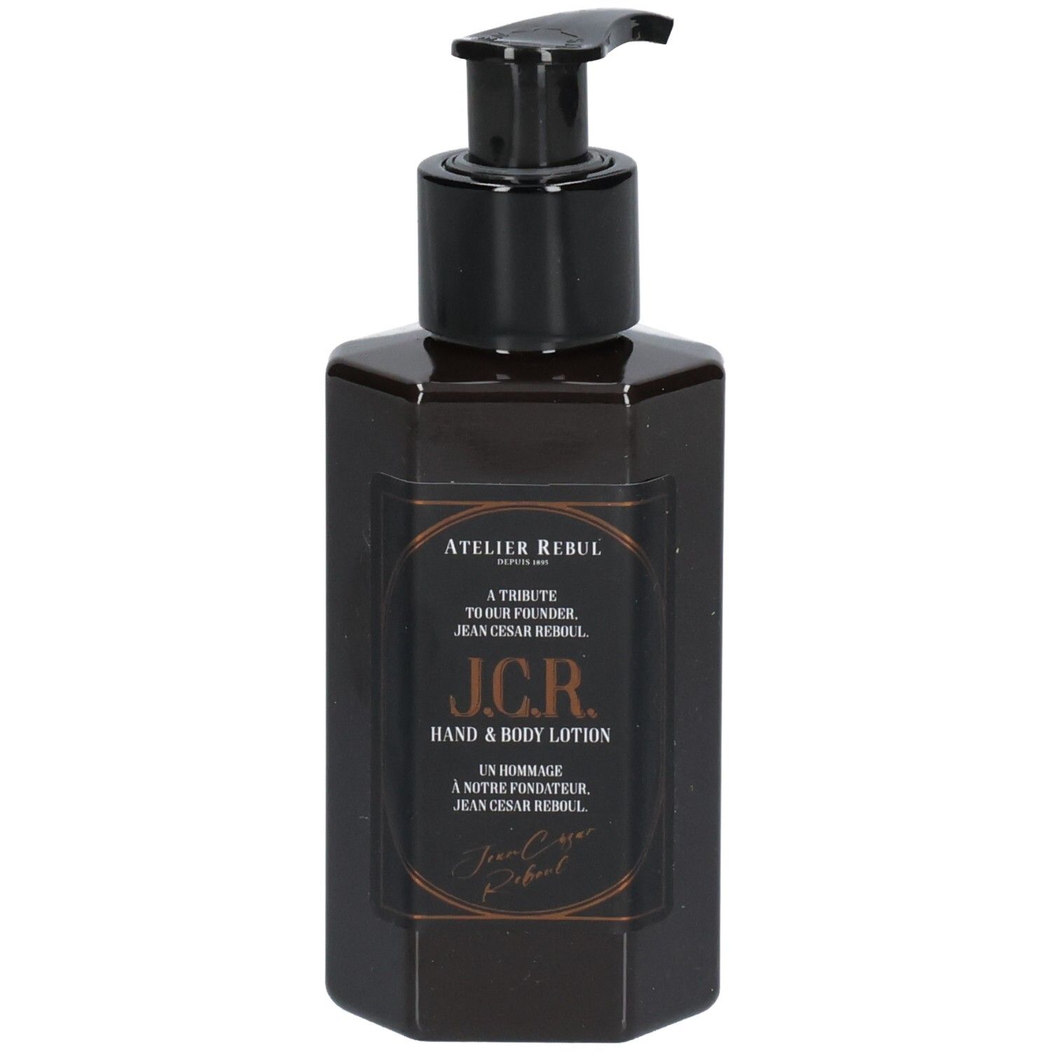 Braune Lotion-Flasche mit schwarzem Spender. Aufschrift: Atelier Rebul J.C.R. Hand & Body Lotion.