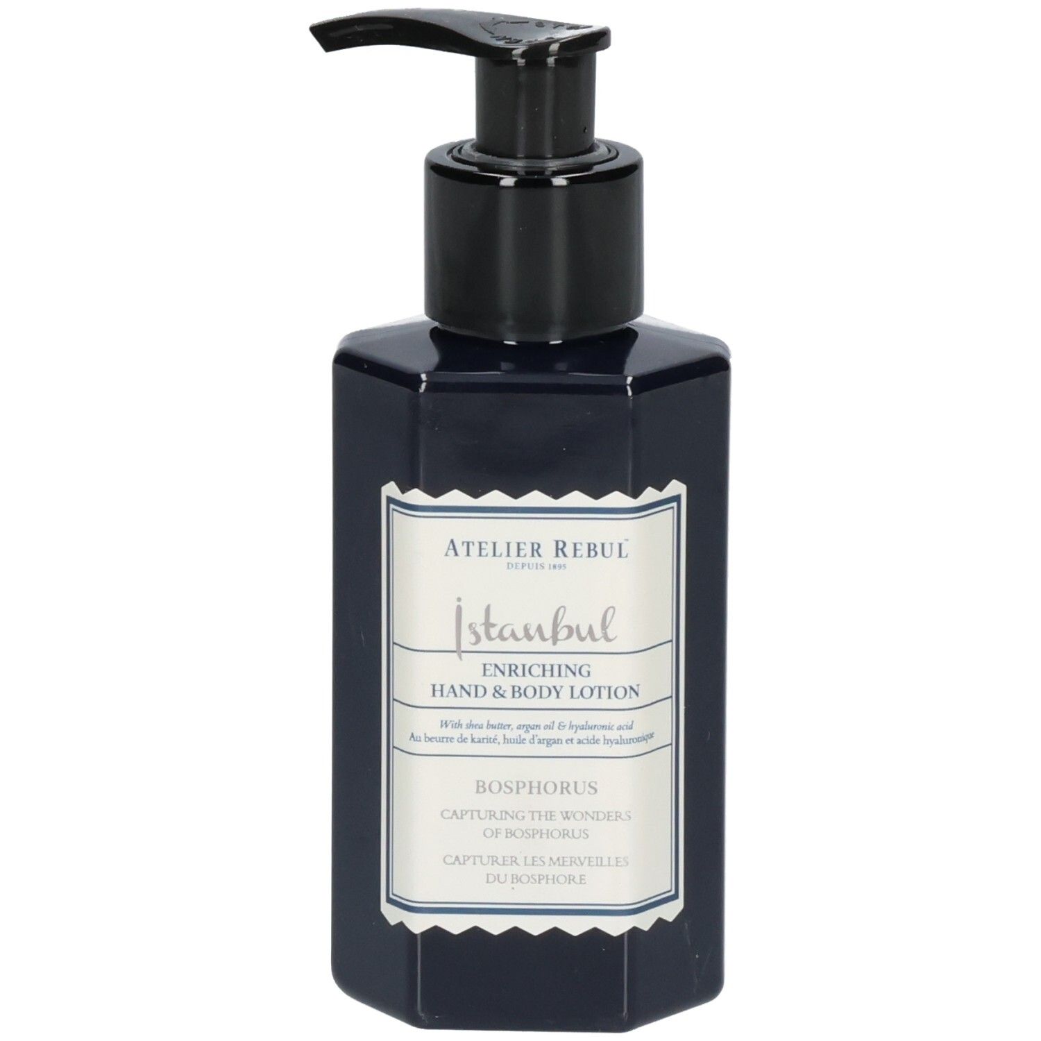 Dunkelblaue achteckige Flasche mit schwarzem Pumpspender. Etikett mit "Atelier Rebul Istanbul Bosphorus Enriching Hand & Body Lotion".