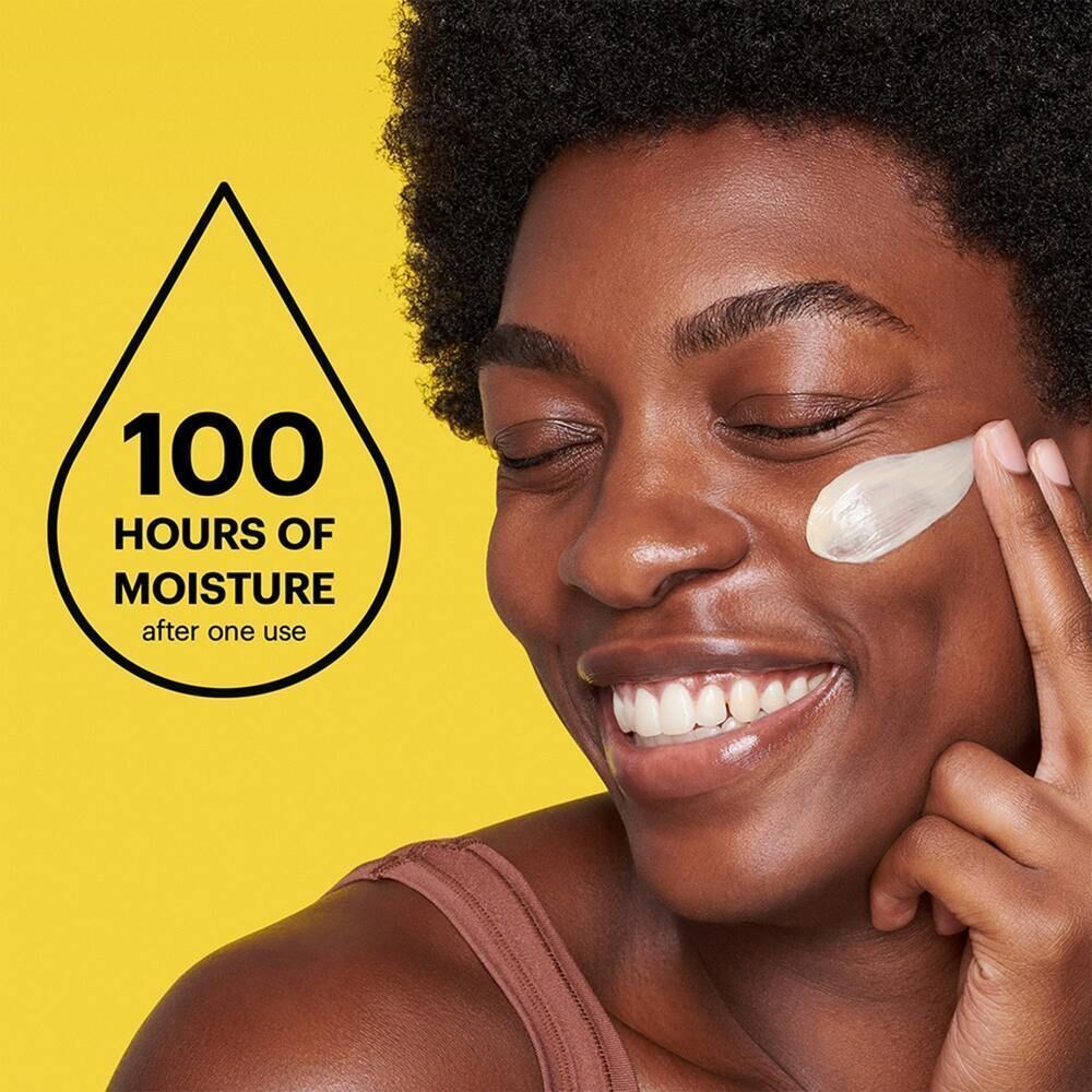 Person, die Creme auf das Gesicht aufträgt. Text: 100 Stunden Feuchtigkeit nach einmaliger Anwendung.