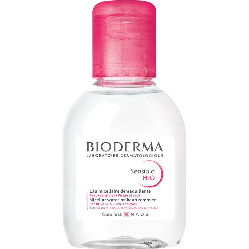 Klare Flasche mit rosa Verschluss. Aufschrift: BIODERMA Sensibio H2O. Mizellenwasser für empfindliche Haut.