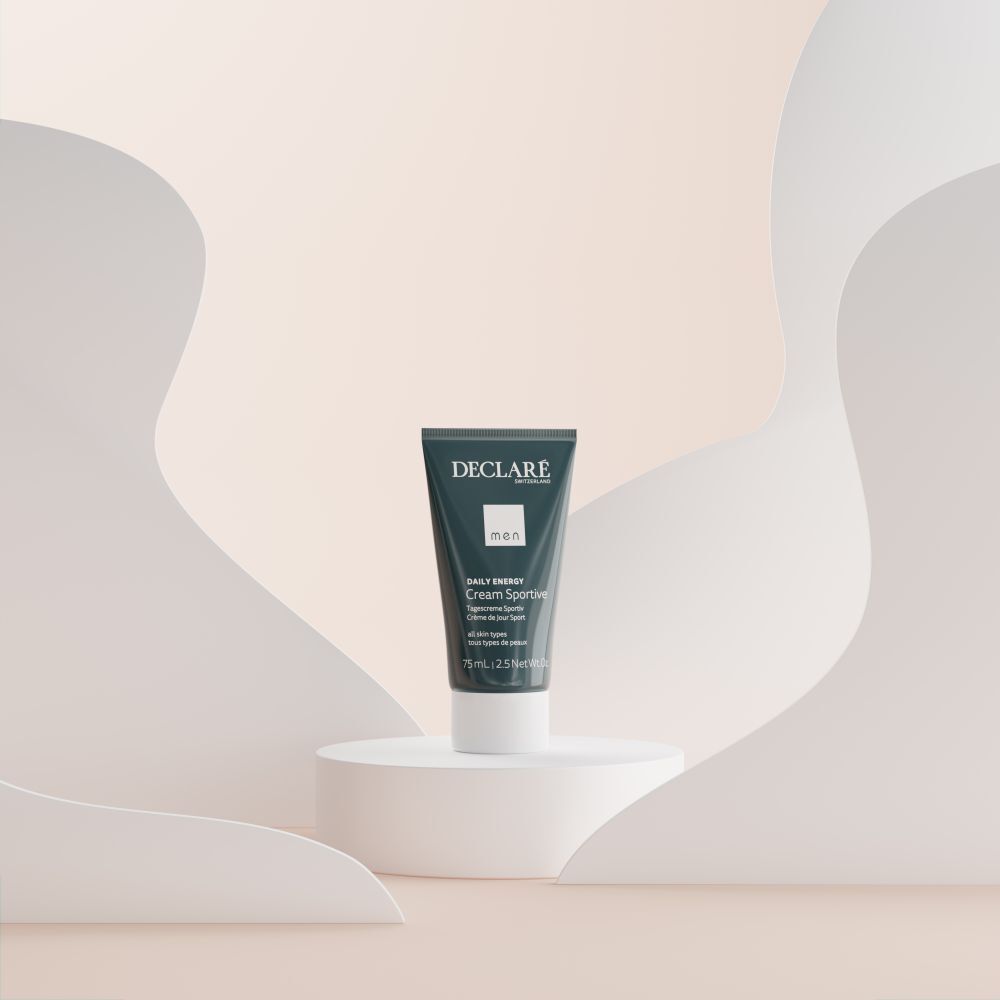 Produkt auf Podest. Blaue Tube mit weißem Deckel. Aufschrift: DECLARÉ, men, Tagescreme Sportiv.