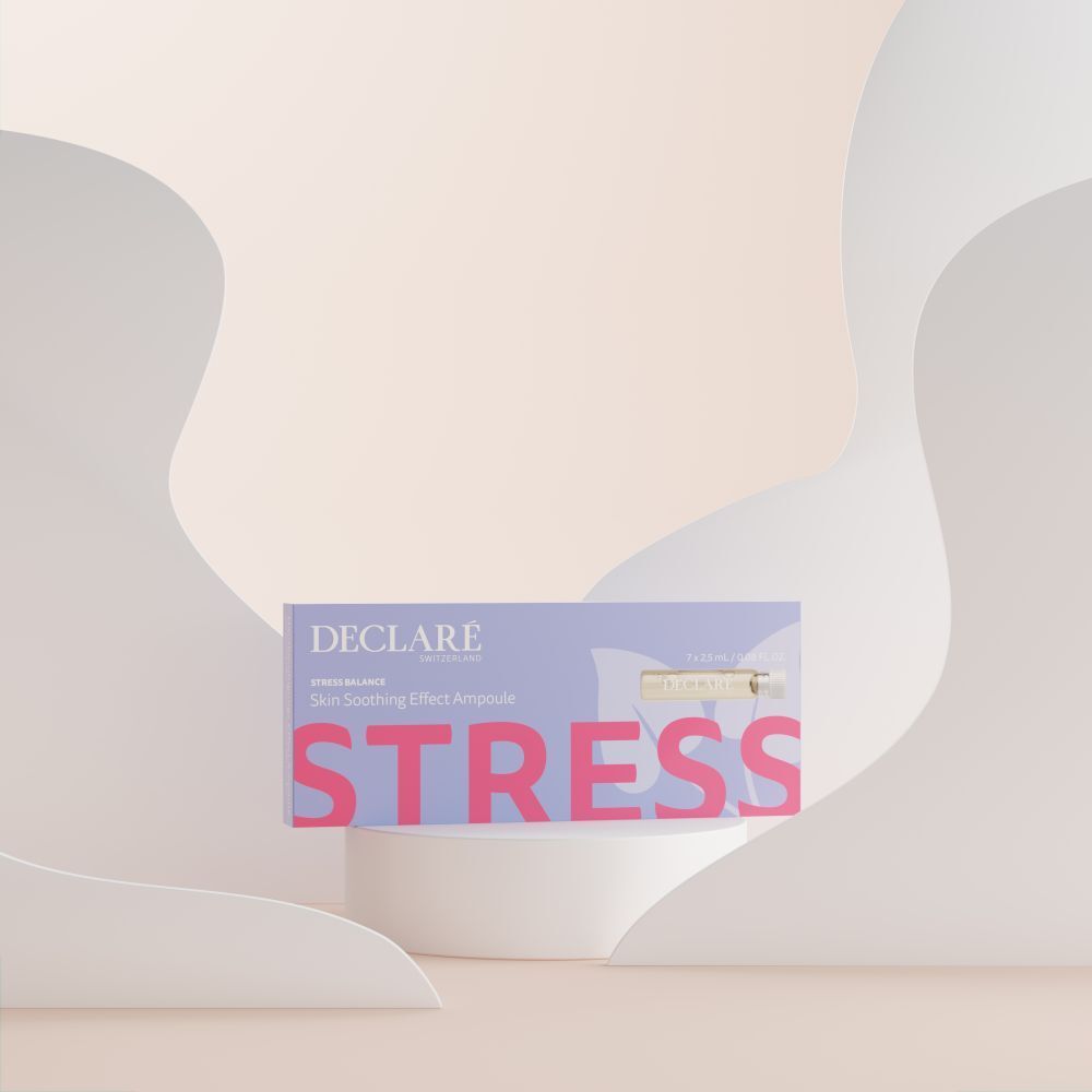 Packung Declare Hautberuhigungs Effect Ampulle auf Podest. Text: Stress, Skin Soothing Effect Ampoule.