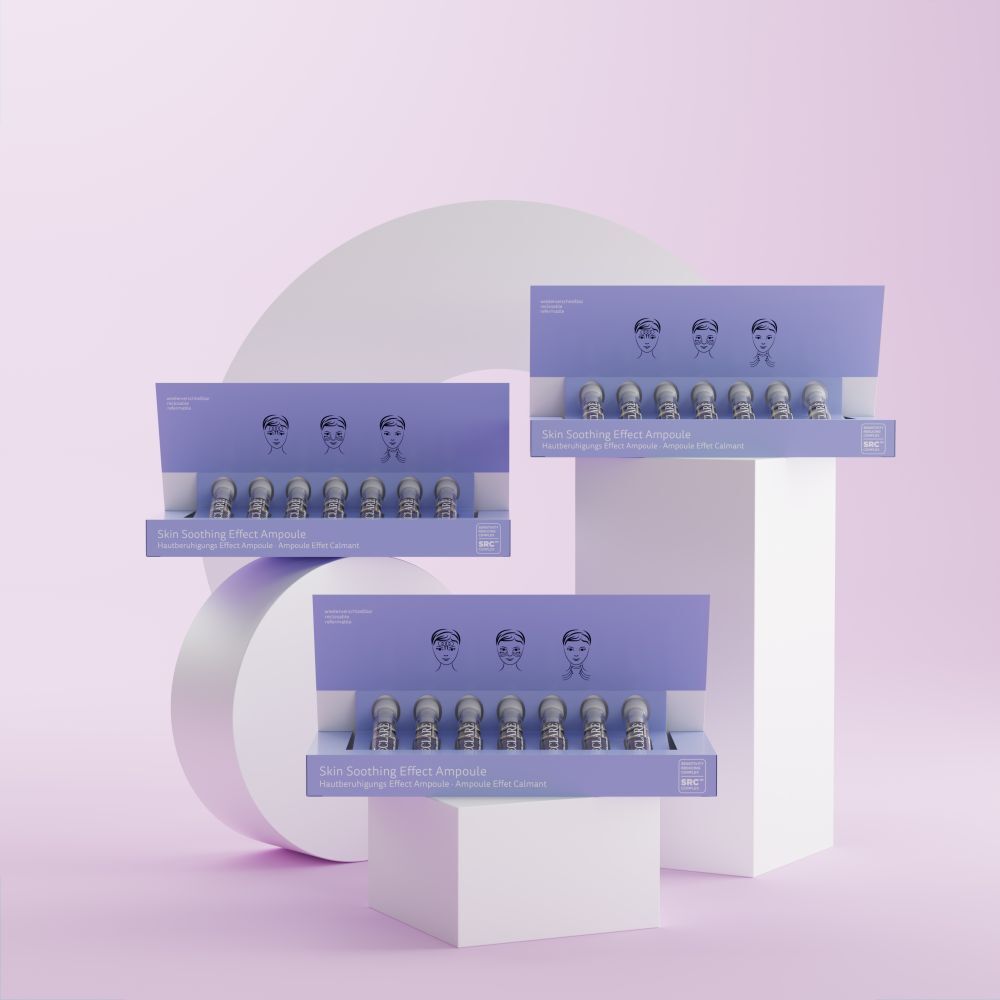 Drei Packungen Declare Hautberuhigungs Effect Ampulle. Text: Skin Soothing Effect Ampoule. Auf Podesten.