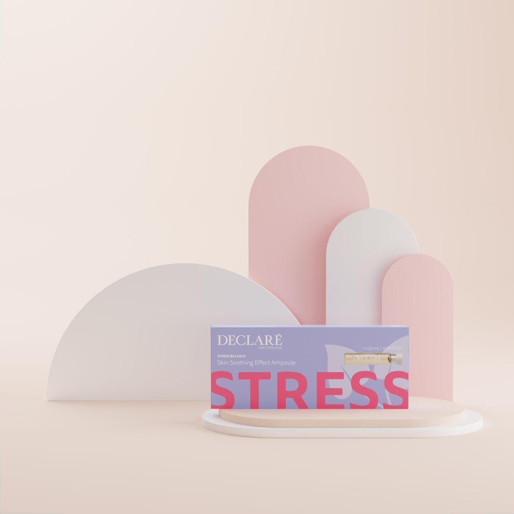 Packung Declare Hautberuhigungs Effect Ampulle auf Podest. Text: Stress, Skin Soothing Effect Ampoule.