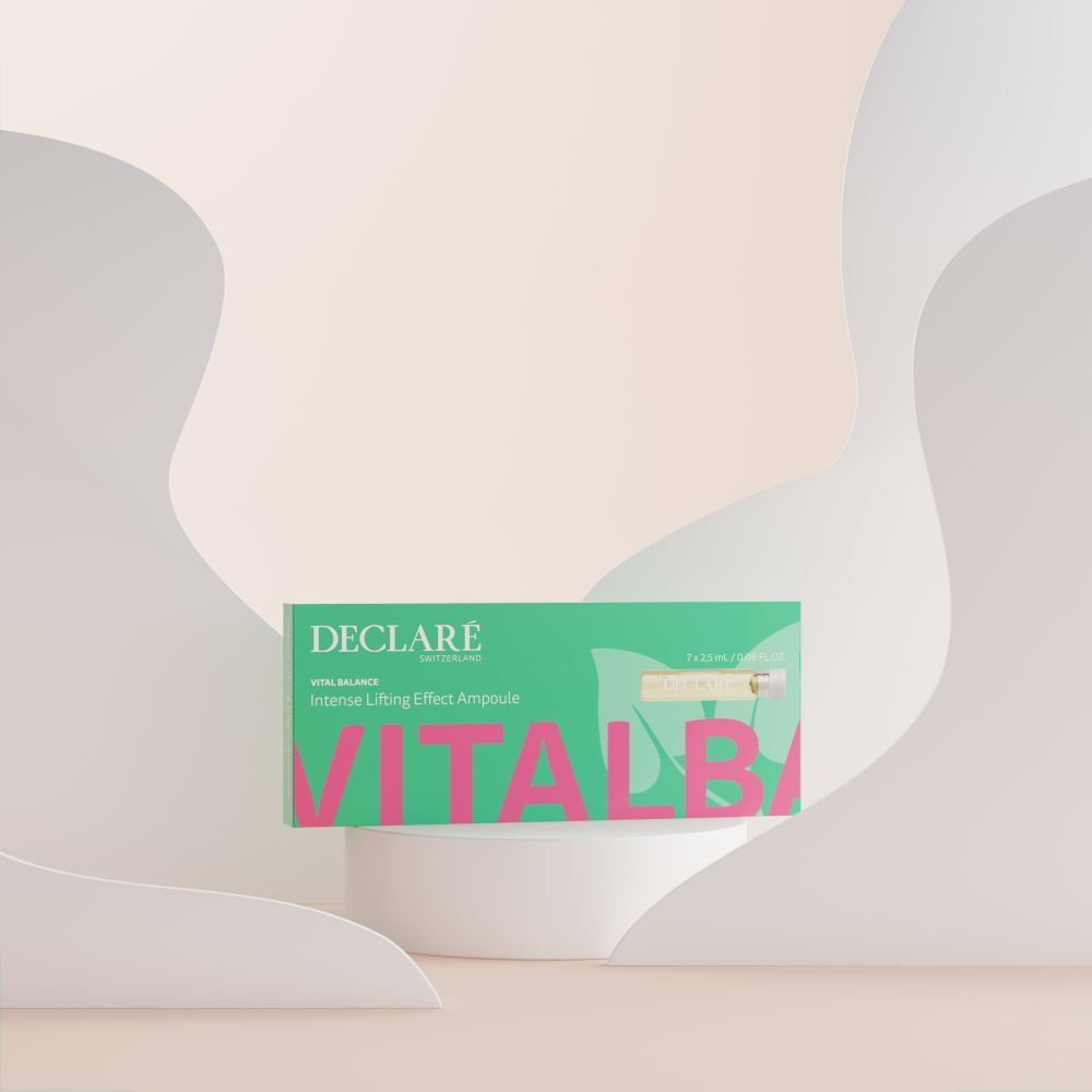 Grüne Schachtel mit Aufschrift: DECLARE, Intense Lifting Effect Ampoule, VITALBA. Auf einem weißen Podest.
