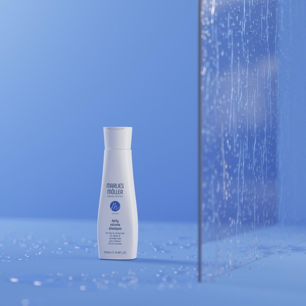 Weiße Shampoo-Flasche vor blauem Hintergrund. Aufschrift: Marlies Möller, Volume Daily Volume Shampoo. 200ml.