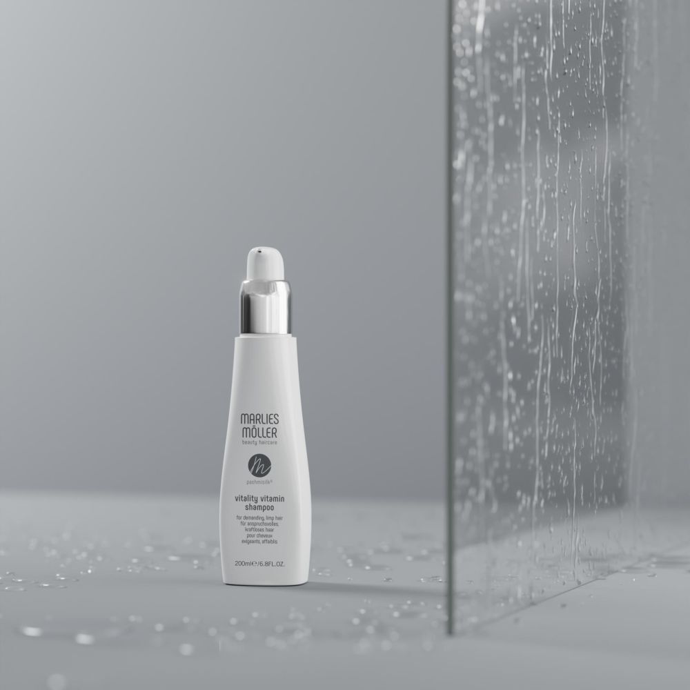 Weiße Flasche mit silbernem Verschluss. Aufschrift: Marlies Müller, Pashmisilk Vitality Vitamin Shampoo. 200ml.