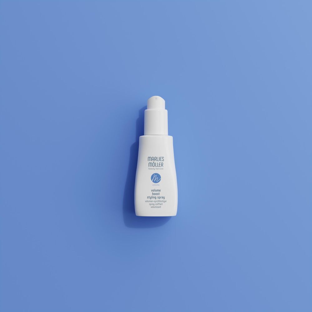 Weißes Spray von Marlies Möller auf blauem Grund. Text: Volume Boost Styling Spray.