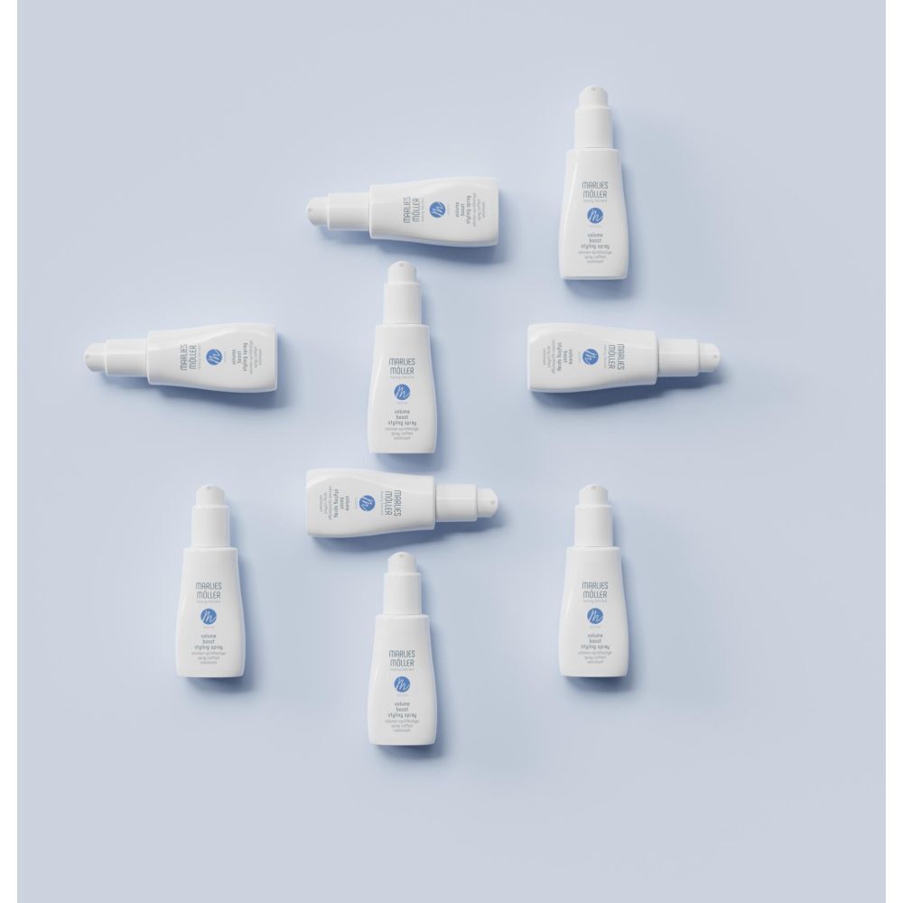 Mehrere weiße Sprays von Marlies Möller auf blauem Grund. Text: Volume Boost.