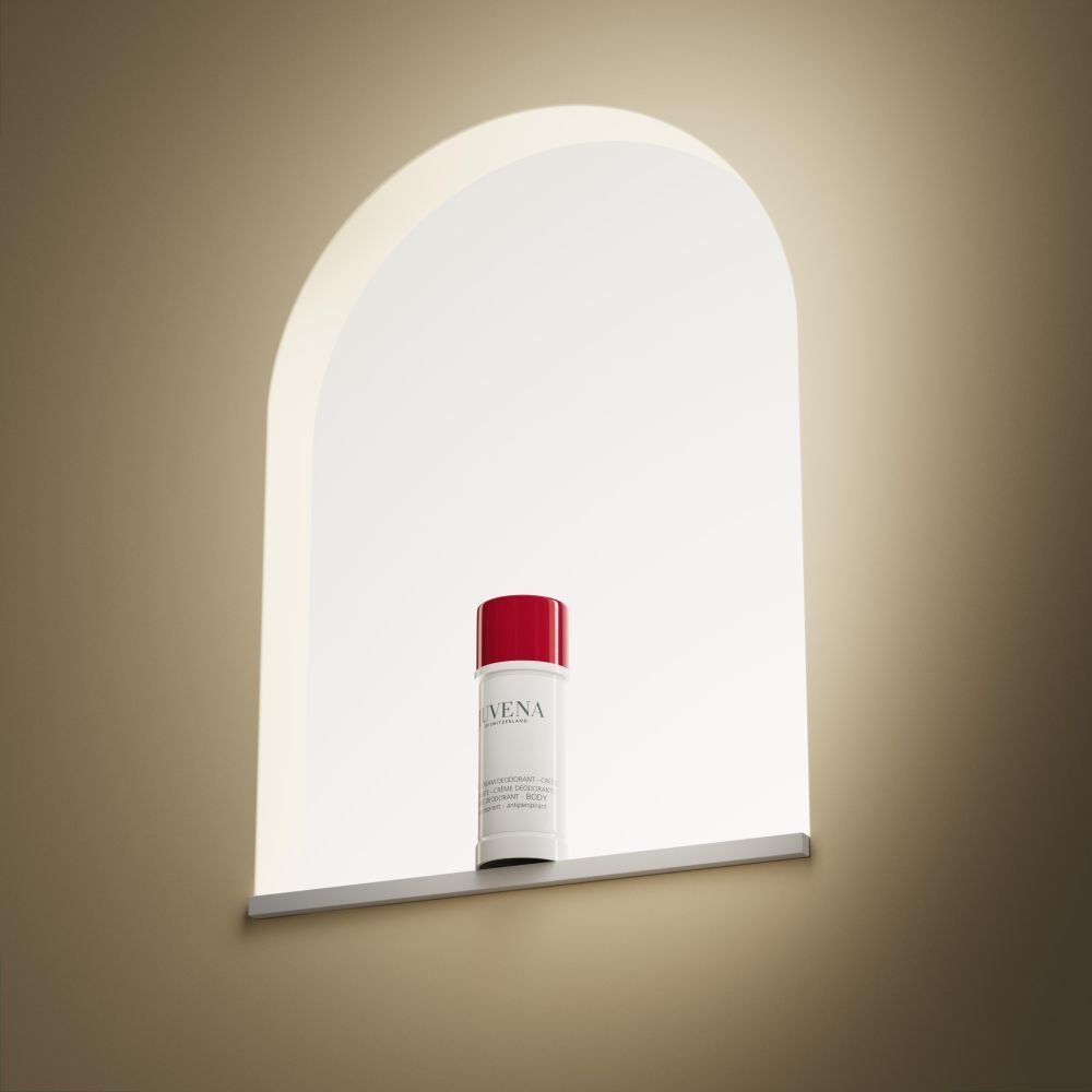 Deodorant-Stick in einer Nische. Roter Deckel, weißer Körper. Aufschrift: Juvena. Produktname nicht lesbar.