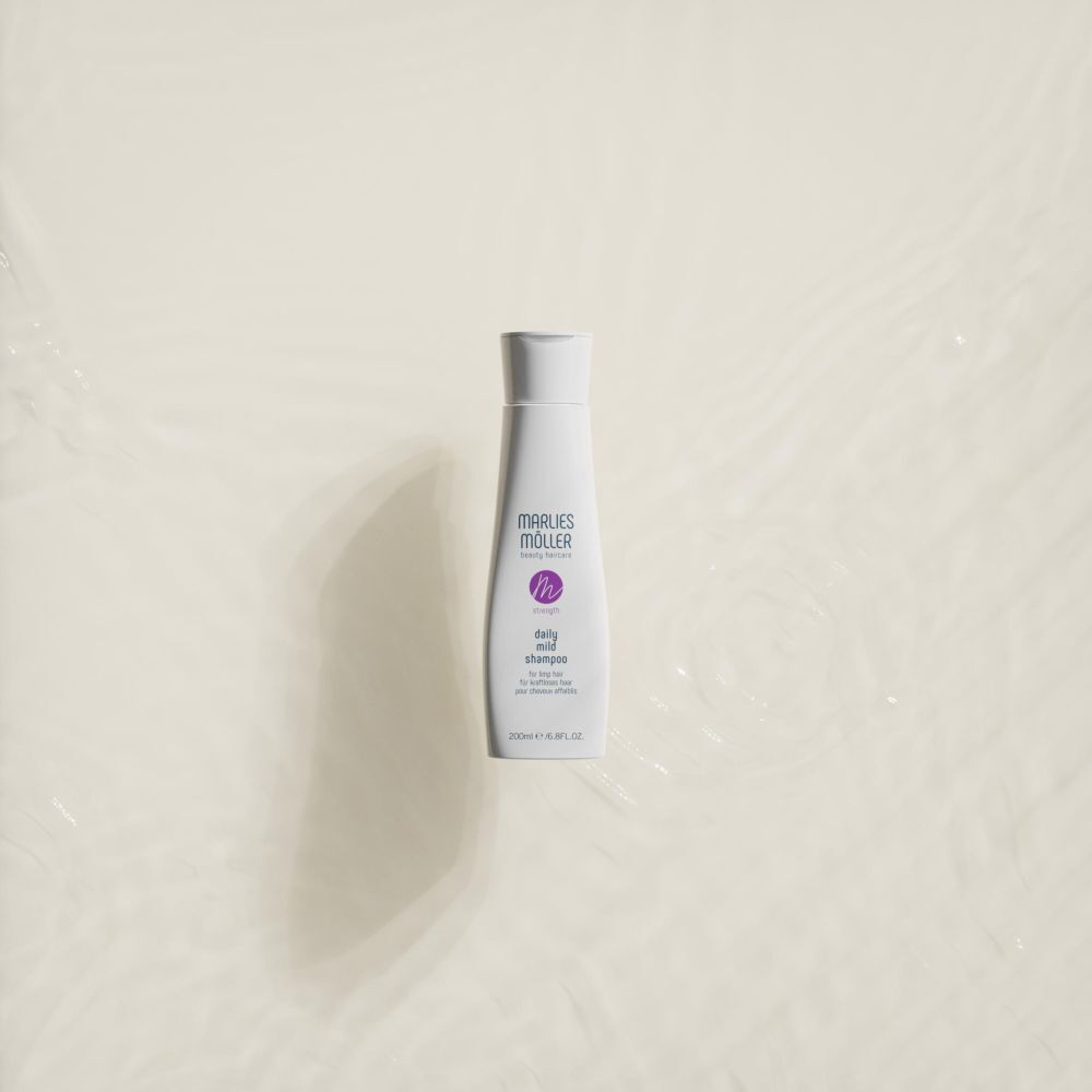 Shampoo-Flasche auf cremefarbenem Hintergrund. Aufschrift: Marlies Möller, Daily Mild Shampoo. 200ml.