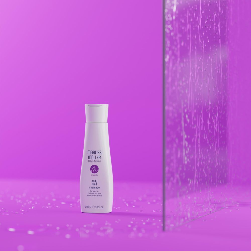 Shampoo-Flasche vor lila Hintergrund und Glas. Aufschrift: Marlies Möller, Daily Mild Shampoo. 200ml.