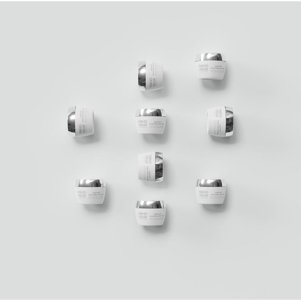 Mehrere weiße Tiegel mit silbernen Deckeln. Produktname: Marlies Möller Pashmisilk Luxury Silky Cream Mask.