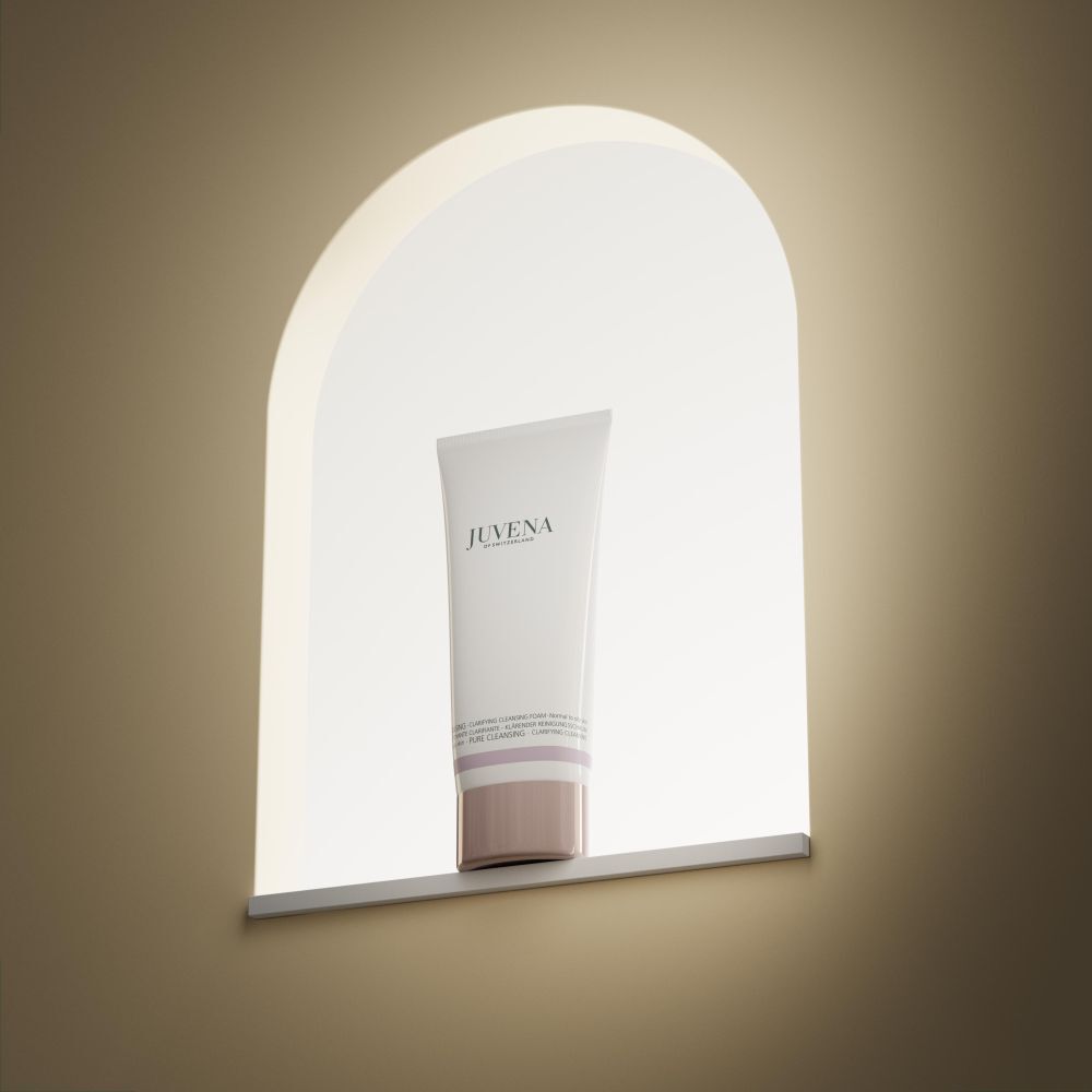 Tube in einer Nische. Aufschrift: JUVENA. Produkt auf hellem Hintergrund.