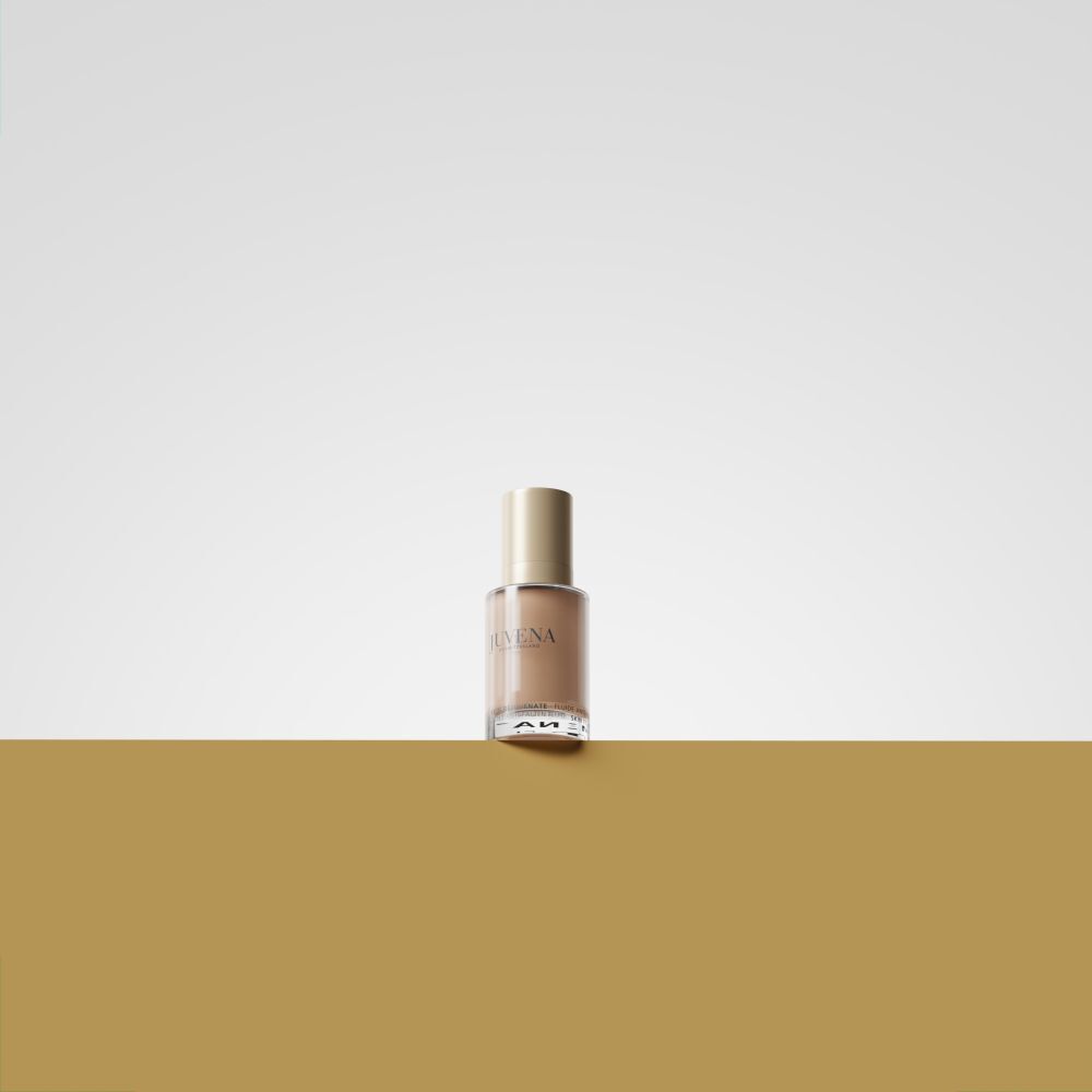 Flüssigkeit in einer Glasflasche mit goldenem Deckel. Auf goldenem Hintergrund.