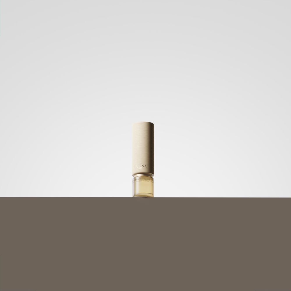 Beige-goldfarbene Flasche. Produkt im Vordergrund, vor hellem Hintergrund.