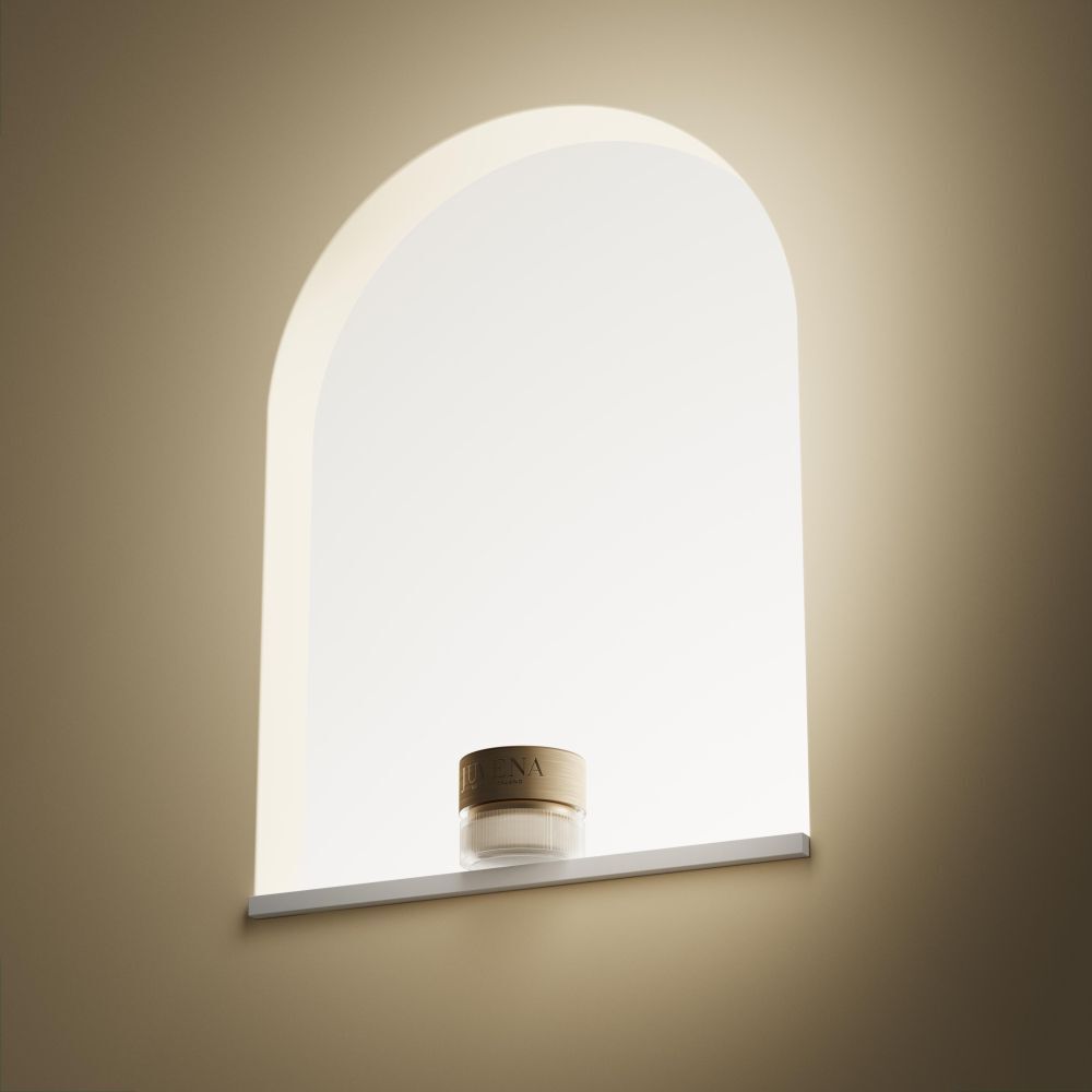 Creme-Glas mit goldfarbenem Deckel. In einer beleuchteten Nische.