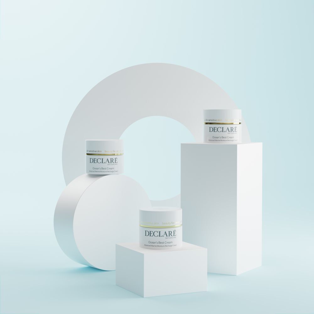 Drei weiße Tiegel auf Podesten. DECLARÉ-Logo und Produktname Ocean's Best Cream.