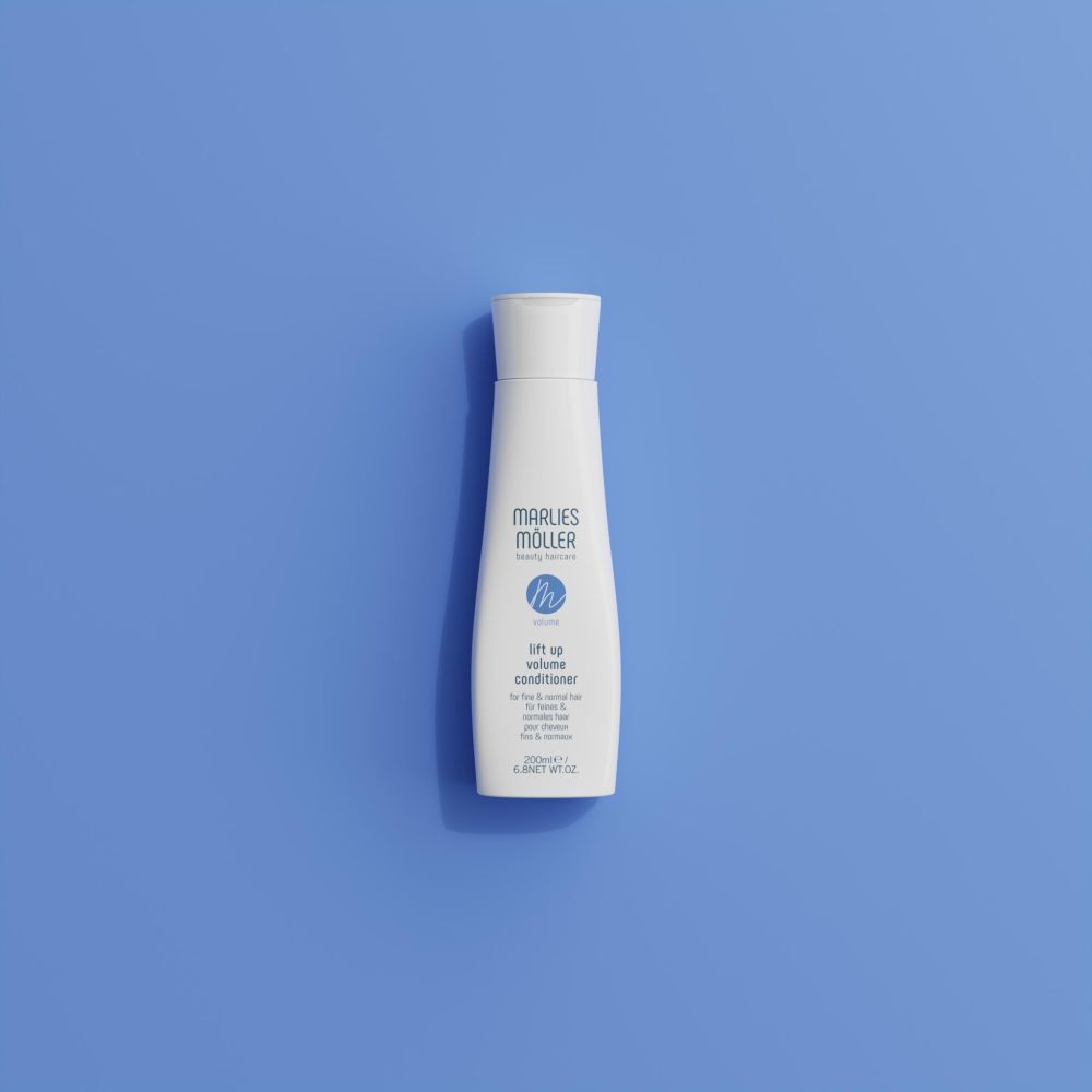Marlies Möller Volume Conditioner Flasche auf blauem Hintergrund. Produktansicht von oben.