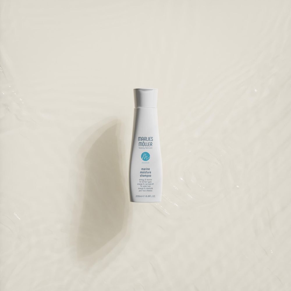 Weiße Flasche Shampoo auf cremefarbenem Hintergrund. Aufschrift: Marlies Möller, Marine Moisture Shampoo.