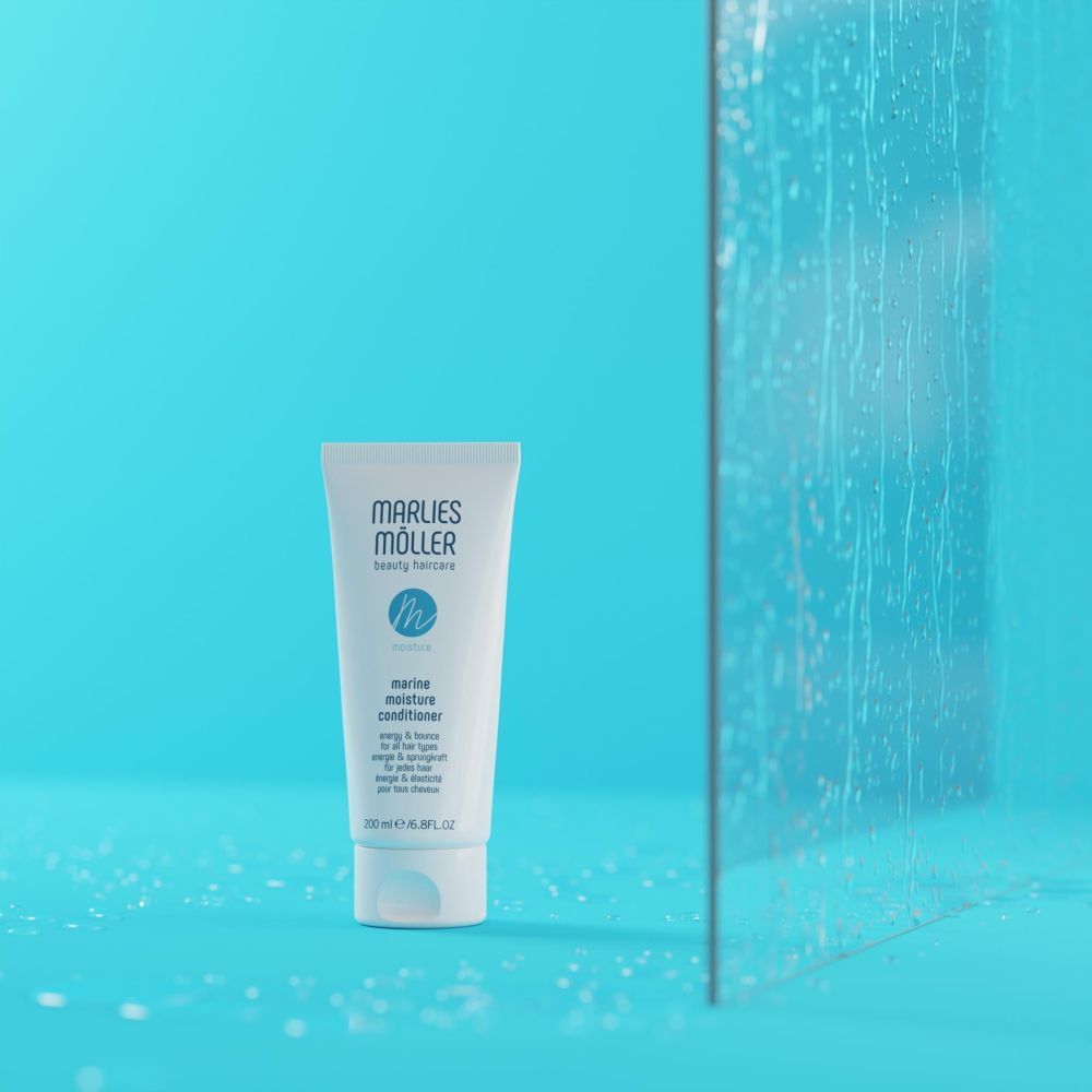 Weiße Tube vor blauem Hintergrund. Enthält Marine Moisture Conditioner. Marke: Marlies Möller.