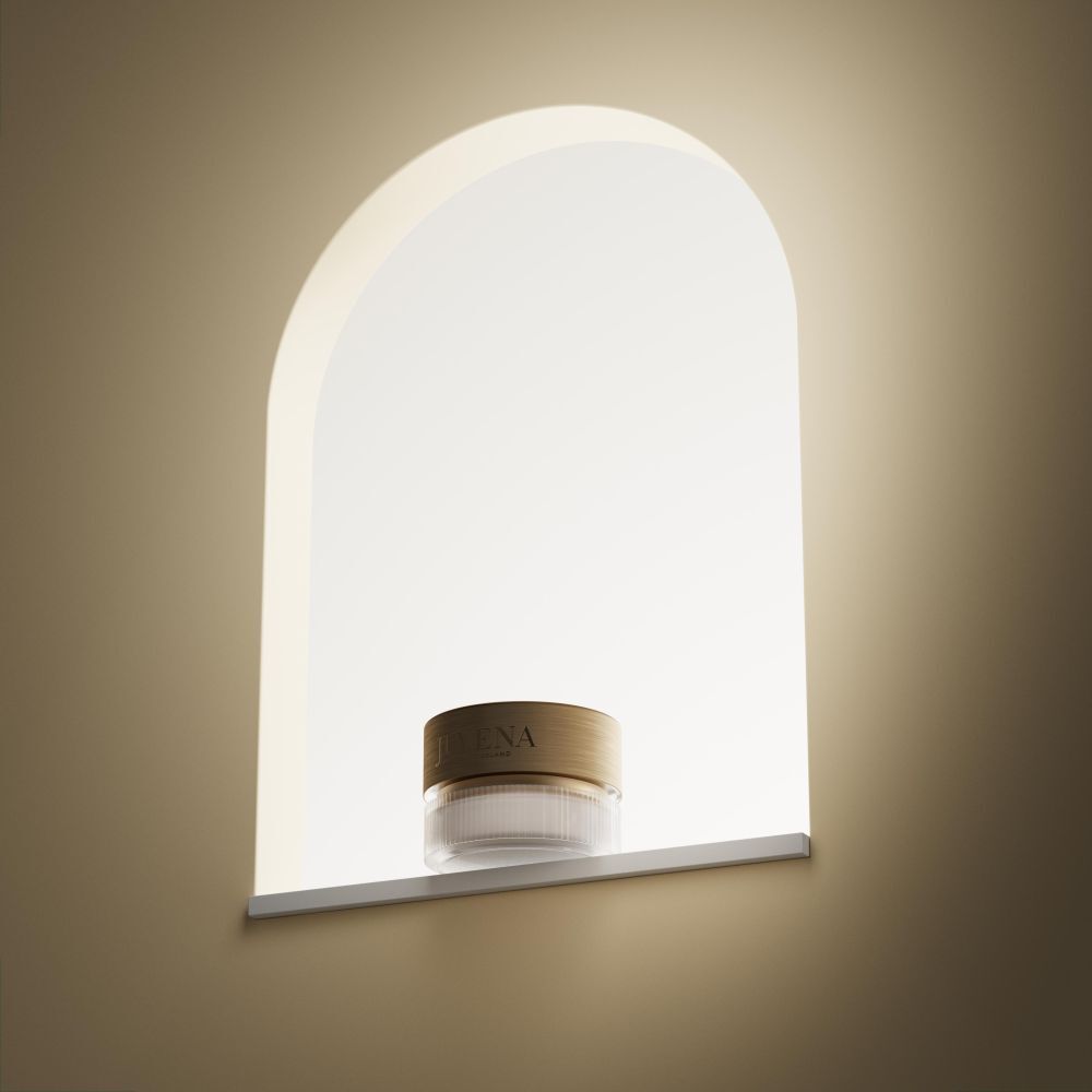Creme-Glas in Nische. Goldfarbener Deckel. Aufschrift: JUVENA. Beleuchtet.