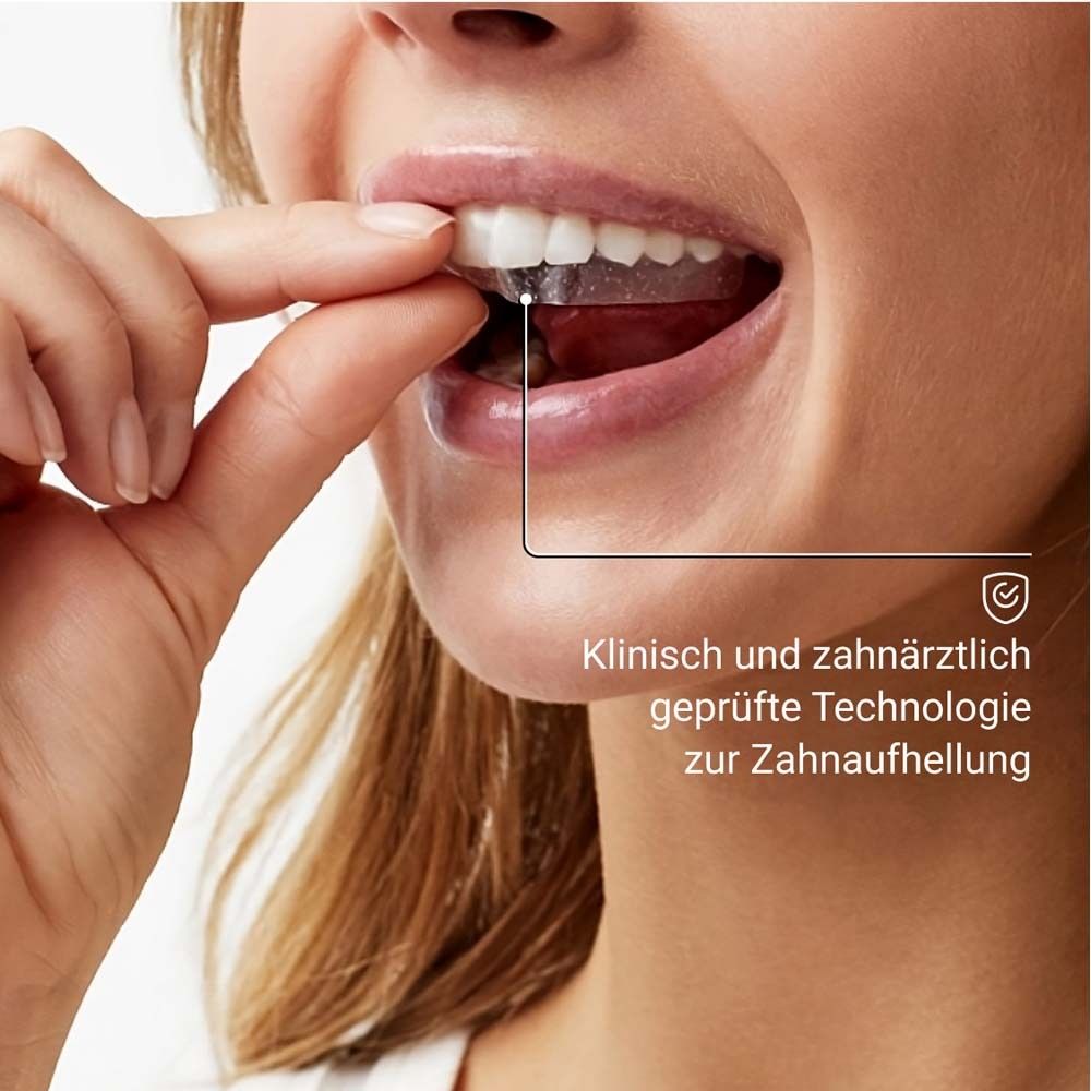Mund mit Zahnaufhellungsstreifen. Klinisch geprüfte Technologie zur Zahnaufhellung.