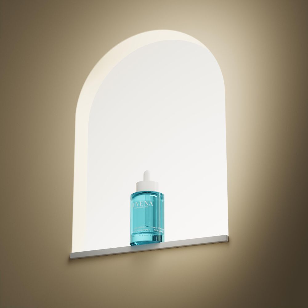 Türkisgrüne Flasche mit weißem Deckel und Pipette in einer Nische. Aufschrift: JUVENA.