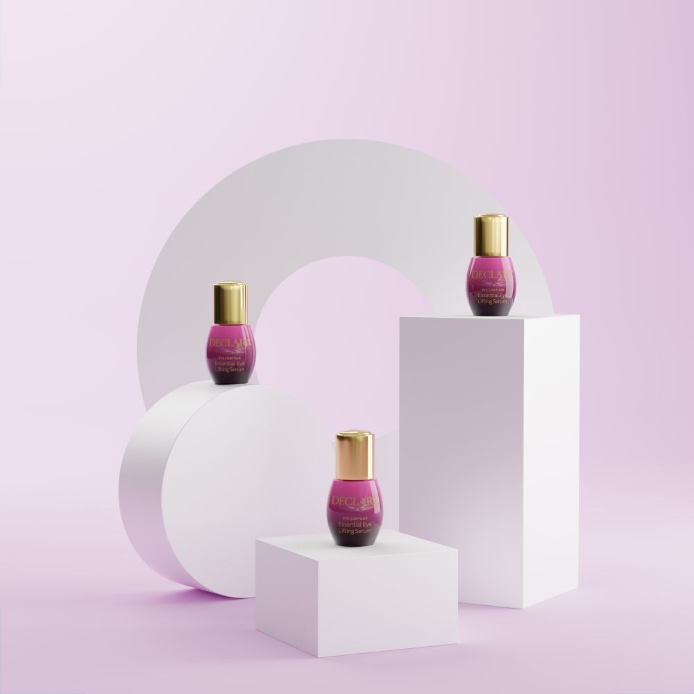 Drei Produkte auf Podesten. Lila Flaschen mit goldfarbenen Deckeln. Aufschrift: DECLARÉ, EYE CONTOUR, Serum.