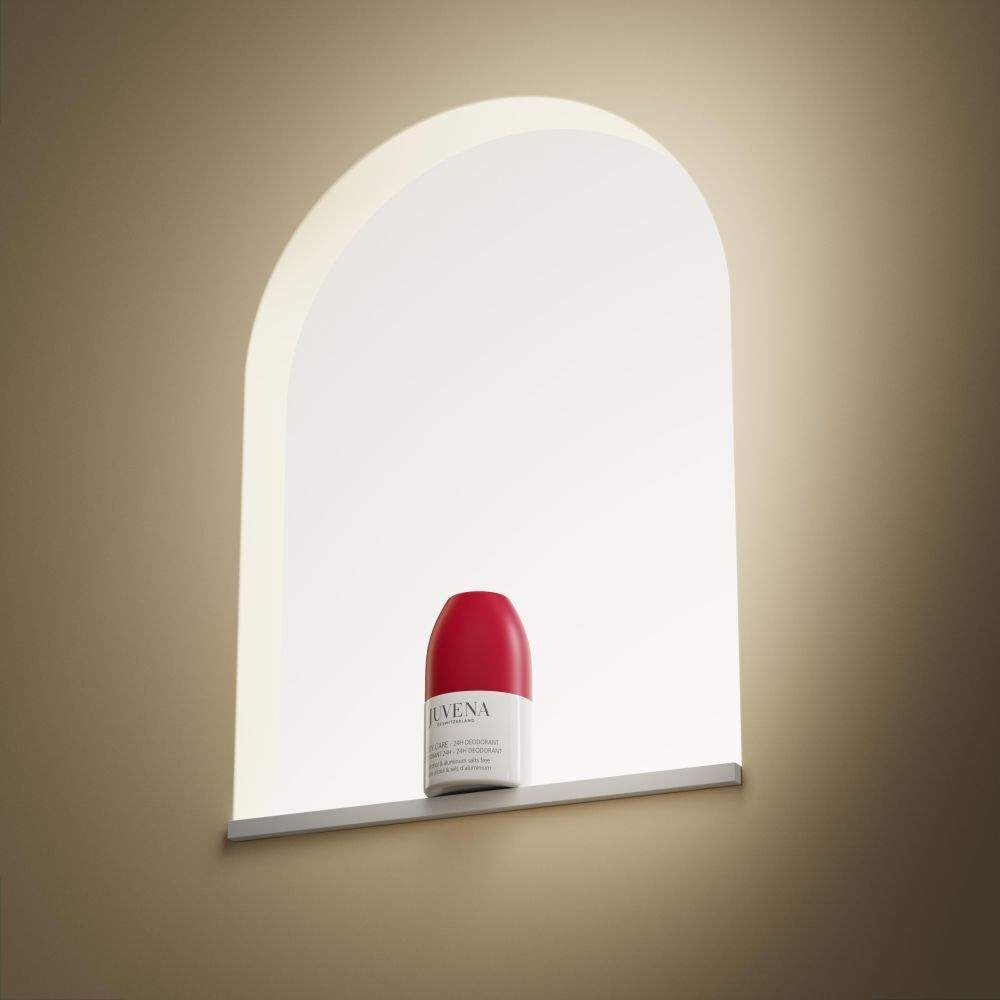 Deodorant-Roller in einer Nische. Roter Deckel, weißes Etikett. Juvena-Logo und Produktbezeichnung.