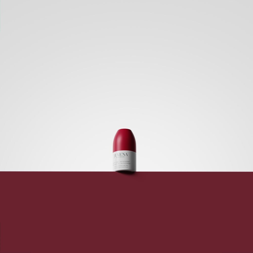 Deodorant-Roller, rot-weiß. Auf rotem Hintergrund. Juvena-Logo und Produktbezeichnung sichtbar.